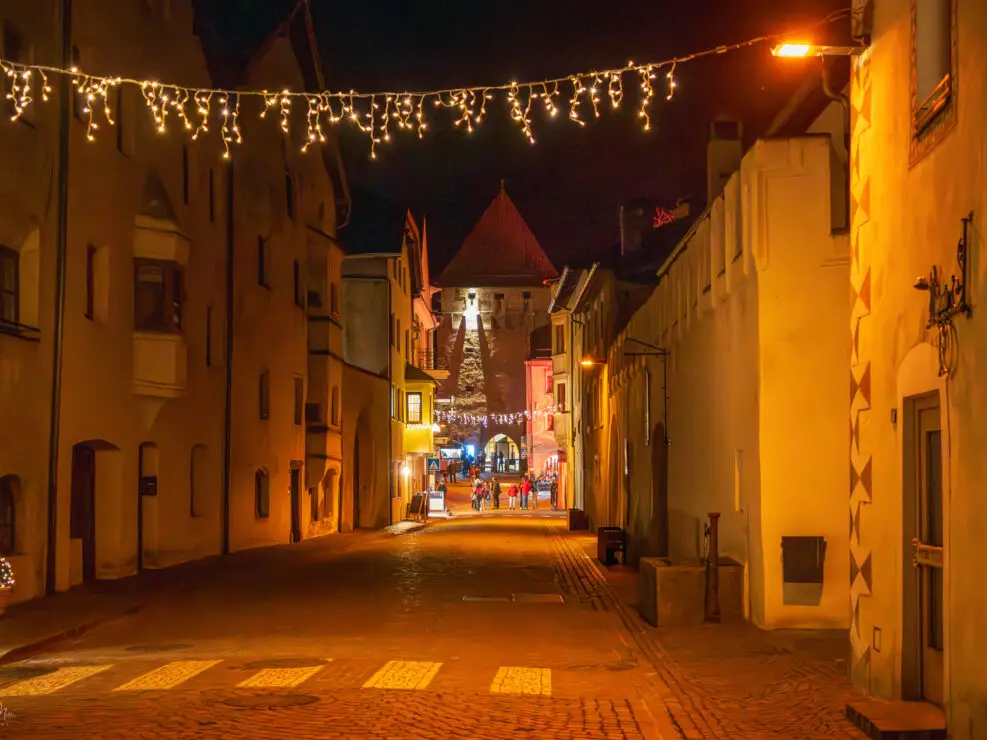 Festlich geschmückte Straßen